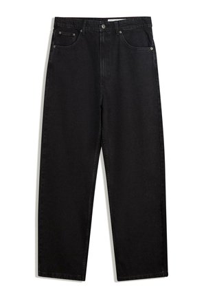 Pantaloni in denim nero con taglio a gamba larga. Presentano cinque tasche, chiusura con bottone in metallo e cuciture a contrasto. Texture liscia, design minimale.