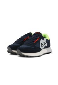 Scarpe sportive blu navy realizzate in rete e suede con suola bianca, accenti verde neon e lacci arancioni; presentano un dettaglio di logo geometrico.