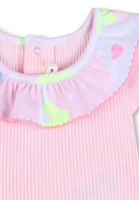 Robe bébé rose côtelée avec un col à volants présentant des motifs de cœurs pastel verts, blancs et roses, avec une fermeture à boutons pression à l'arrière.