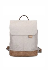 Mochila de tela gris claro con una base de cuero marrón. Cuenta con una solapa plegable y un asa superior, correas ajustables y una etiqueta de logo.