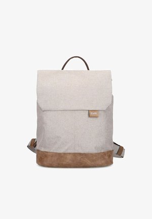 Un sac à dos en tissu gris clair avec une base en cuir marron. Il possède un rabat repliable, une poignée en haut, des bretelles réglables et une étiquette de logo.