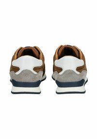 Zapatillas de ante marrón y gris con acentos blancos, forma redondeada, collar acolchado y suela texturizada. Presenta una lengüeta en el talón de contraste.