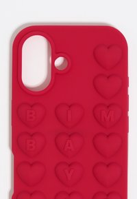 Funda de teléfono de silicona roja con formas de corazones elevadas y letras que deletrean "B I M B A Y" dispuestas en un patrón de cuadrícula. Corte para el lente de la cámara.