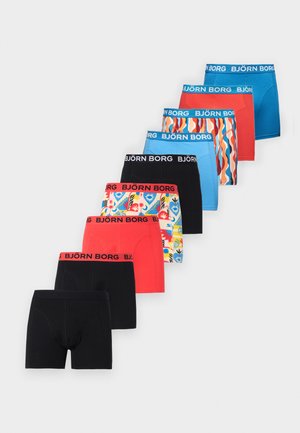 Sept paires de boxers pour hommes dans différentes couleurs unies et motifs, chacun avec une ceinture Björn Borg de marque.