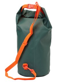 Bolsa impermeable verde con cierre enrollable, correa ajustable naranja y un clip lateral para asegurar. Forma cilíndrica elegante y material duradero.