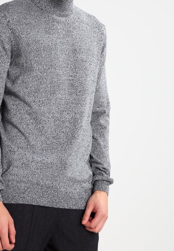 Maglione grigio a collo alto con un motivo testurizzato, maniche lunghe e polsini arrotolati. Realizzato in un morbido tessuto a maglia.