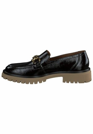 Schwarzer Lackleder-Loafer mit einer dekorativen goldenen Schnalle, ausgestattet mit einer robusten braunen Gummisohle und einem eleganten, glatten Design.