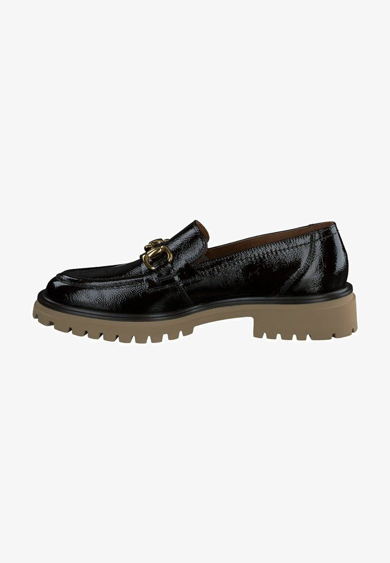 Schwarzer Lackleder-Loafer mit einer dekorativen goldenen Schnalle, ausgestattet mit einer robusten braunen Gummisohle und einem eleganten, glatten Design.