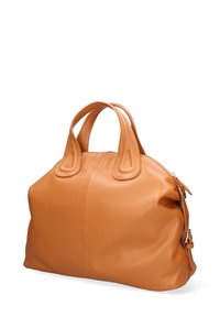 Borsa a mano in pelle color tan con corpo strutturato, parte superiore rotonda, due manici corti e chiusura con zip. Presenta una texture sottile e accenti laterali.