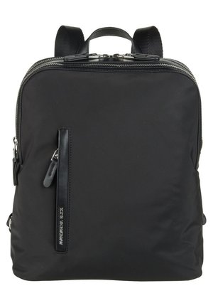 Schwarzer Nylon-Rucksack mit doppeltem Reißverschluss, flacher Vordertasche und verstellbaren Trägern. Glatte Textur und minimalistisches Design ohne sichtbare Muster.