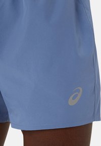 ASICS CORE SHORT - Pantalón corto de deporte - denim blue