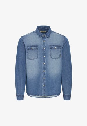 Denim ing, világoskék és sötétkék közötti gradienssel, hosszú ujjakkal, gombos elülső résszel és két zsebbel a mellkason, kihajtós fedéllel.