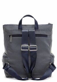 Mochila de tejido texturizado en azul marino, con un asa superior, dos correas ajustables, herrajes de color plateado y un bolsillo trasero con cremallera.