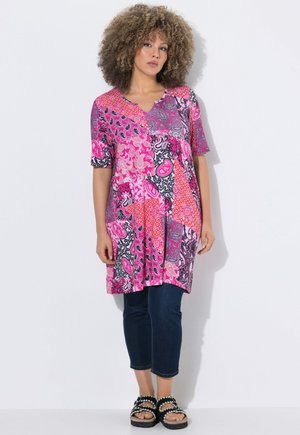Ulla Popken T-SHIRT, PATCHMUSTER, A-LINIE, TUNIKA-AUSSCHNITT, HALBARM - Tuniek - bold pink