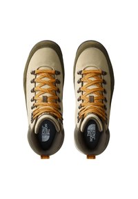 Beżowe buty trekkingowe z teksturowaną górną częścią, brązowymi akcentami i pomarańczowymi sznurowadłami. Posiadają wyściełany kołnierz i logo na języku.