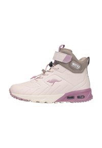 Wasserfester High-Top Sneaker in Pink und Beige, ausgestattet mit einem strukturierten Obermaterial, verstellbarem Riemen und sichtbarer Luftpolsterung in der Sohle.