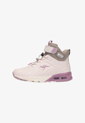 Wasserfester High-Top Sneaker in Pink und Beige, ausgestattet mit einem strukturierten Obermaterial, verstellbarem Riemen und sichtbarer Luftpolsterung in der Sohle.
