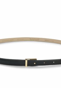 Svart läderbälte med en spänne i guldtonad metall, som har flera justeringshål längs sin längd för en anpassningsbar passform.