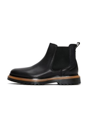 Botín Chelsea negro de cuero con acabado texturizado, paneles laterales elásticos y suela estratificada marrón. Presenta una suela de goma con patrón para mayor agarre.