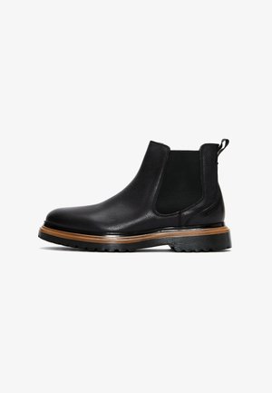 Schwarze Leder Chelsea-Stiefel mit strukturierter Oberfläche, elastischen Seiteneinsätzen und einer braunen, geschichteten Sohle. Verfügt über eine strukturierte Gummisohle für besseren Halt.