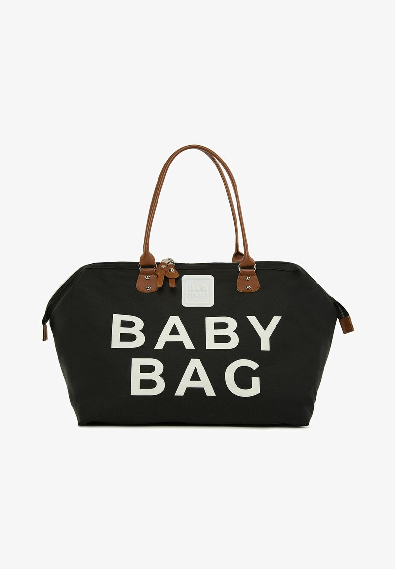 Musta kangaskassi vauvoille, jossa suuri valkoinen teksti "BABY BAG". Siinä on ruskeat nahkahandut ja vetoketjun vetotanko, sekä valkoinen logopatch.