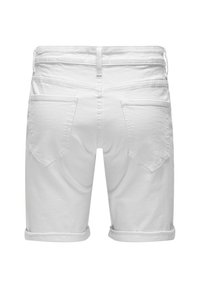 Pantalones cortos de mezclilla blanca con un diseño recto, dos bolsillos traseros, dobladillos enrollados y costuras visibles. Textura suave, sin patrones.