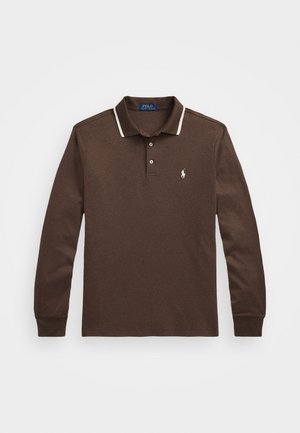Polo shirt marron à manches longues en coton, avec un col à piping blanc, une patte de boutonnage à trois boutons, et un petit logo brodé sur la poitrine.
