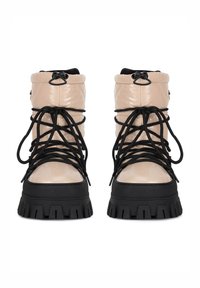 Beżowe, lakierowane botki za kostkę z czarnymi sznurowadłami, solidnymi czarnymi gumowymi podeszwami, pikowanym wzorem i ozdobami z metalu przy mankiecie.