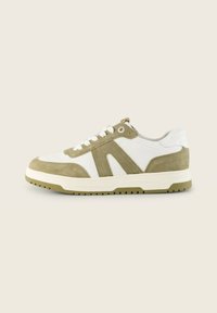 Fehér és olívazöld sneaker, amely nubuk- és bőr felsőrésszel, párnázott szegéllyel, fehér fűzőkkel és strukturált gumitalppal rendelkezik.