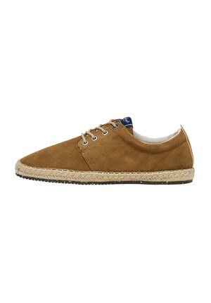 Zapatos de ante marrón con punta redonda, entresuela de yute trenzado y suela de goma. Presentan cordones marrones y una etiqueta azul cerca del cuello.