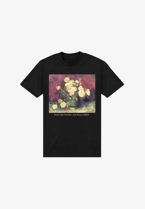 Sort T-shirt med et maleri af hvide og pink pæoner samt roser i en grøn skål med en struktureret lilla baggrund.