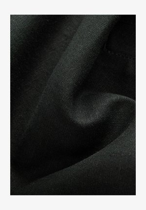 Must pehme tekstuuriga must kangas, mille pinnal on nähtavad peened kudumismustrid ja kortsud, mis viitavad pehmusele ja paindlikkusele.