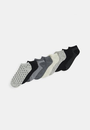 Set von acht Knöchelsocken in verschiedenen Schwarz-, Grau- und Cremetönen. Enthält gepunktete, gestreifte und einfarbige Muster, aus weichem Stoff hergestellt.