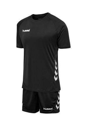 Schwarzes Sportset mit kurzen Ärmeln und Shorts, mit weißen "hummel"-Logos und Chevron-Mustern an den Seiten.
