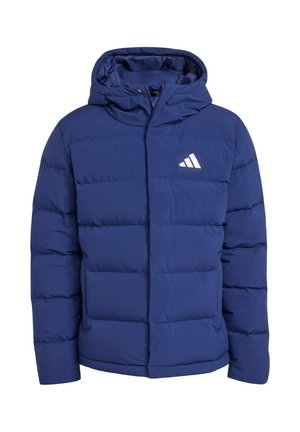 Blå polstret vinterjakke med hætte og hvidt Adidas-logo på brystet, foran lynlås skjult af klap, lange ærmer.