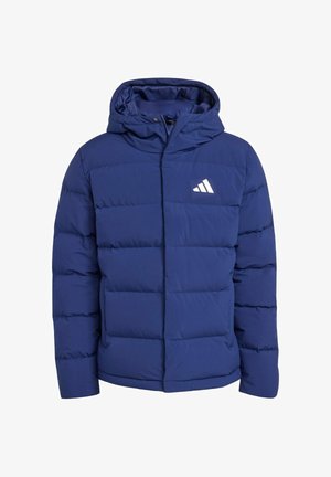 Blaue gepolsterte Winterjacke mit Kapuze und weißem Adidas-Logo auf der Brust, vorderer Reißverschluss, der von einer Klappe verdeckt wird, lange Ärmel.