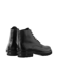 Czarne skórzane botki za kostkę o gładkim wykończeniu, z sznurowanym zapięciem, perforowanym detalem na palcach oraz grubą czarną podeszwą zapewniającą trwałość.