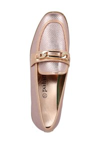 Mocasín metálico rosa con parte superior de cuero texturizado, acento de cadena en tono dorado en la correa y forro interior suave. Perfil plano. Talla 37.