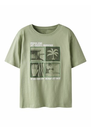 Lichtgroen T-shirt met vier vierkante afbeeldingen: surfplanken, palmboom, hand met golven en strandscène; tekst "Pipeline op Oahu Hawaii."