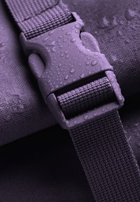 Cintura impermeabile viola con tessuto testurizzato, caratterizzata da una fibbia in plastica decorata con gocce d'acqua, evidenziando la sua qualità resistente all'acqua.