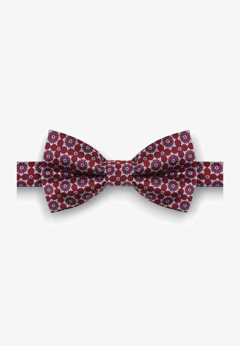 Czerwony krawat w muszkę wykonany z wzorzystej tkaniny, z niebieskimi i białymi wzorami kwiatowymi, o teksturowanej powierzchni i regulowanym pasku.