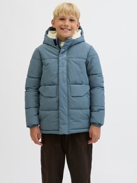 Geacă albastră căptușită cu glugă, având două buzunare frontale și un detaliu cu logo în centru. Textură netedă și manșete elastice.