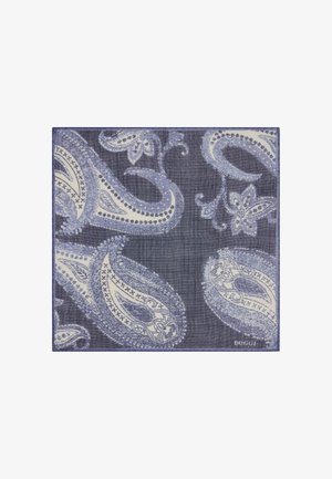 Sciarpa paisley blu navy con accenti azzurri, caratterizzata da una finitura testurizzata e un piccolo logo del marchio nell'angolo in basso a destra.