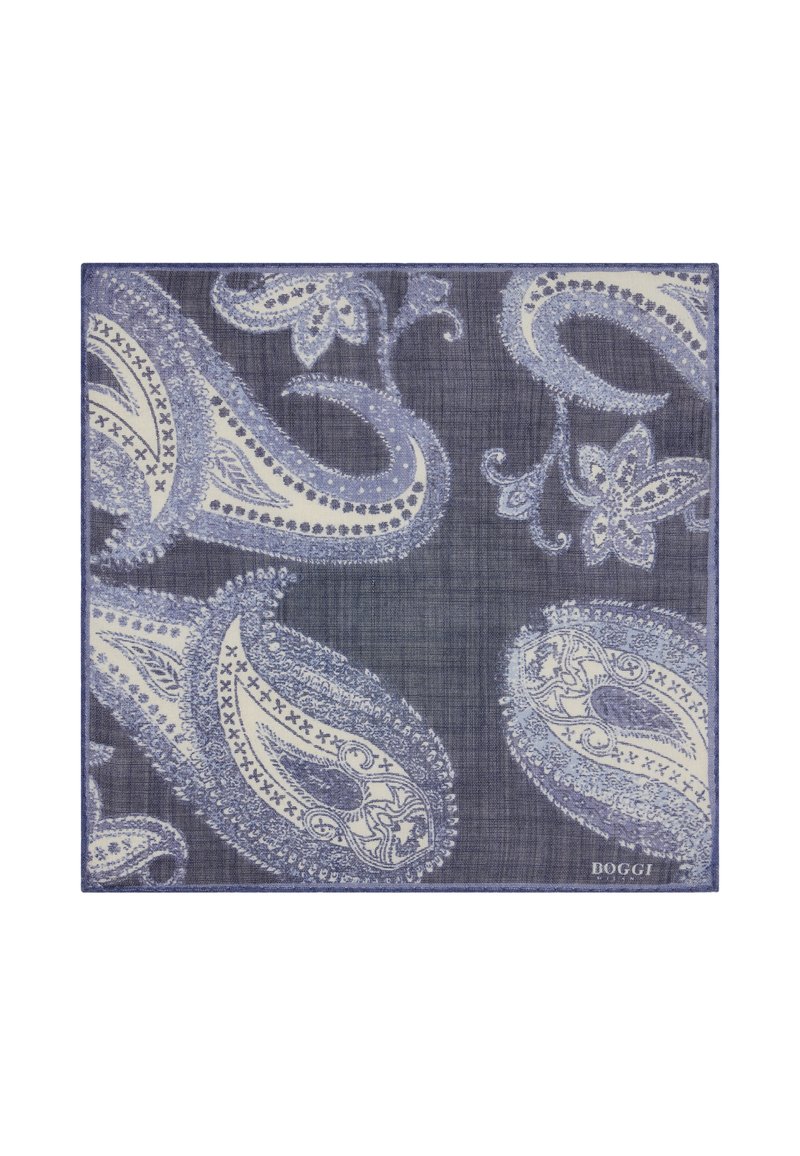 Tamsiai mėlynas paisley raštuotas šalikas su šviesiai mėlynomis detalėmis, turintis tekstūruotą paviršių ir mažą prekės ženklą apatiniame dešiniajame kampe.