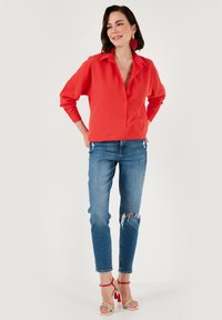 LELA Užsagstoma palaidinė - red