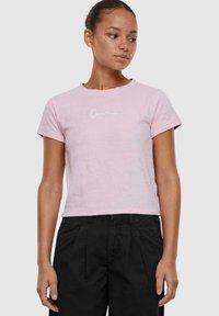 Karl Kani - SMALL SIGNATURE BLOCK TOWELING  - T-Shirt print - berry light rose Thumbnail-Bild 1