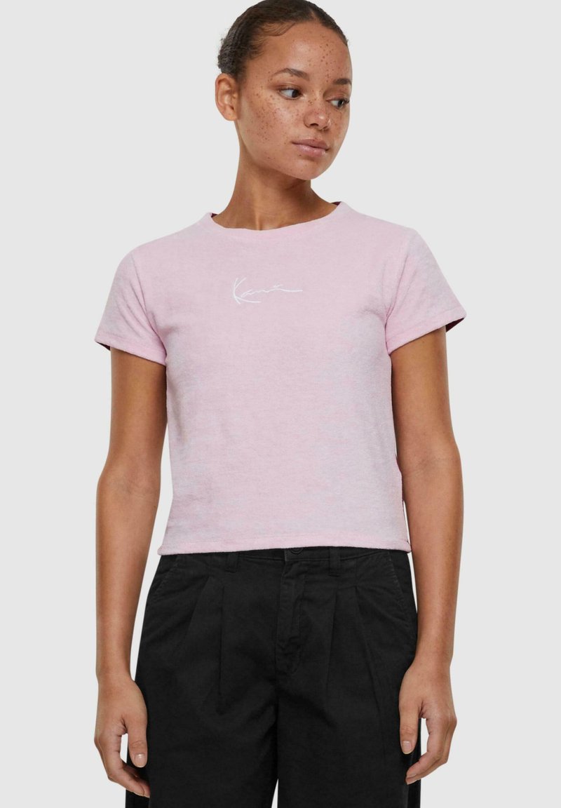 Karl Kani - SMALL SIGNATURE BLOCK TOWELING  - T-Shirt print - berry light rose, Vergrößern