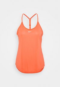 Helles orange Sporttanktop aus leichtem Stoff, mit einem Racerback-Design und einem kleinen weißen Logo auf der Vorderseite.