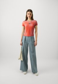 Diesel UNCUTIE - Print T-shirt - red