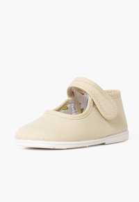 Beige Leinenschuh mit runder Zehe, gesichert durch einen Klettverschluss. Verfügt über ein strukturiertes Obermaterial und ein gemustertes Stofffutter. Weiße Gummisohle.